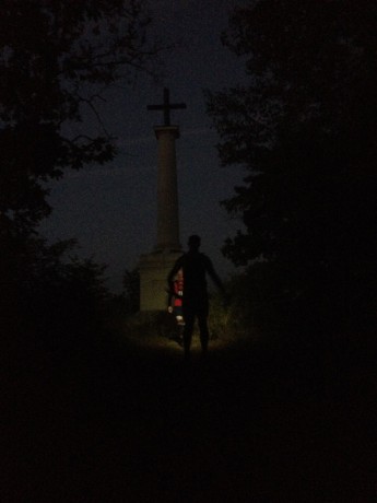 1. Stovka Podyjím 9.-10.9.2016 - Claryho kříž za svítání