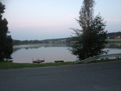 Stovka z Dubče do Dubče 23.-24.9.2016 - jeden z rybníků po ránu